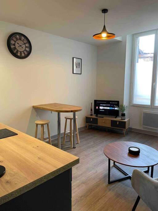 T2 Face Gare Sncf Appart Hotel Le Cygne 1 博格斯 外观 照片