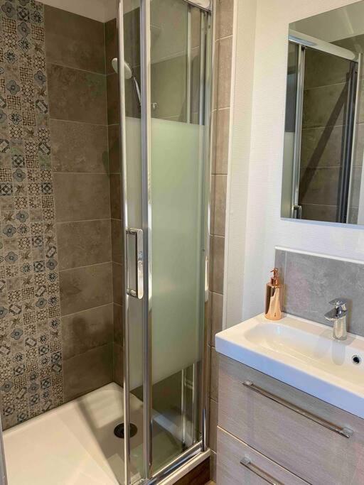 T2 Face Gare Sncf Appart Hotel Le Cygne 1 博格斯 外观 照片